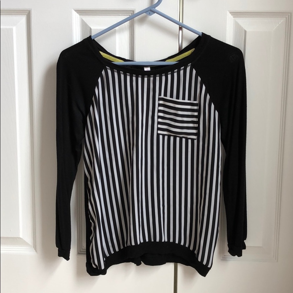 Black and white 3/4 sleeve shirt